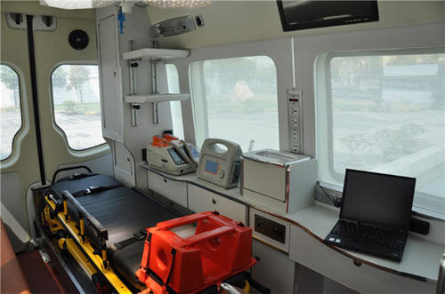 玛沁县救护车内部